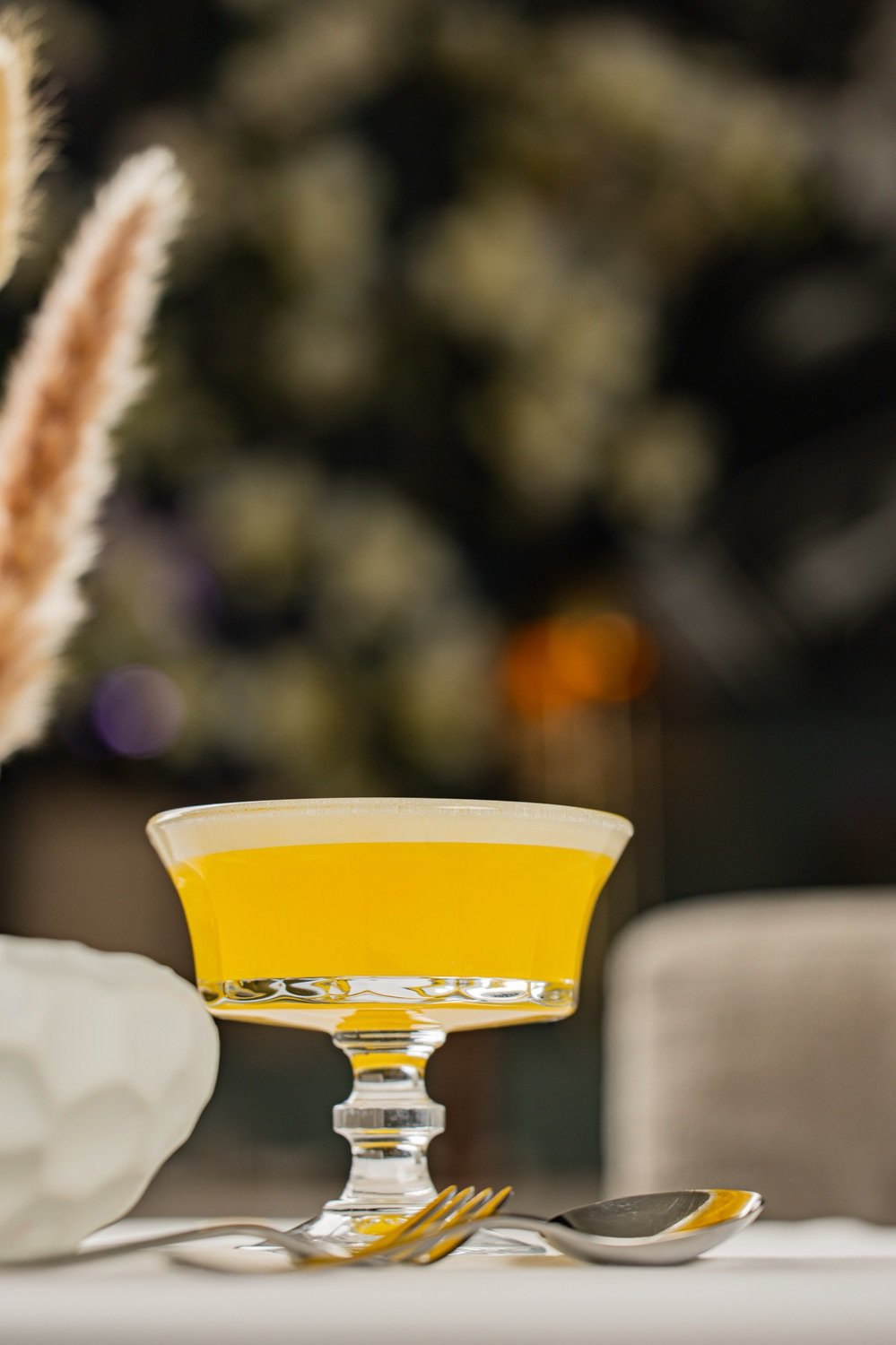 Zitroniger Aperitif im Glas in der Bar des Casa Bellucci am Kurfürstendamm