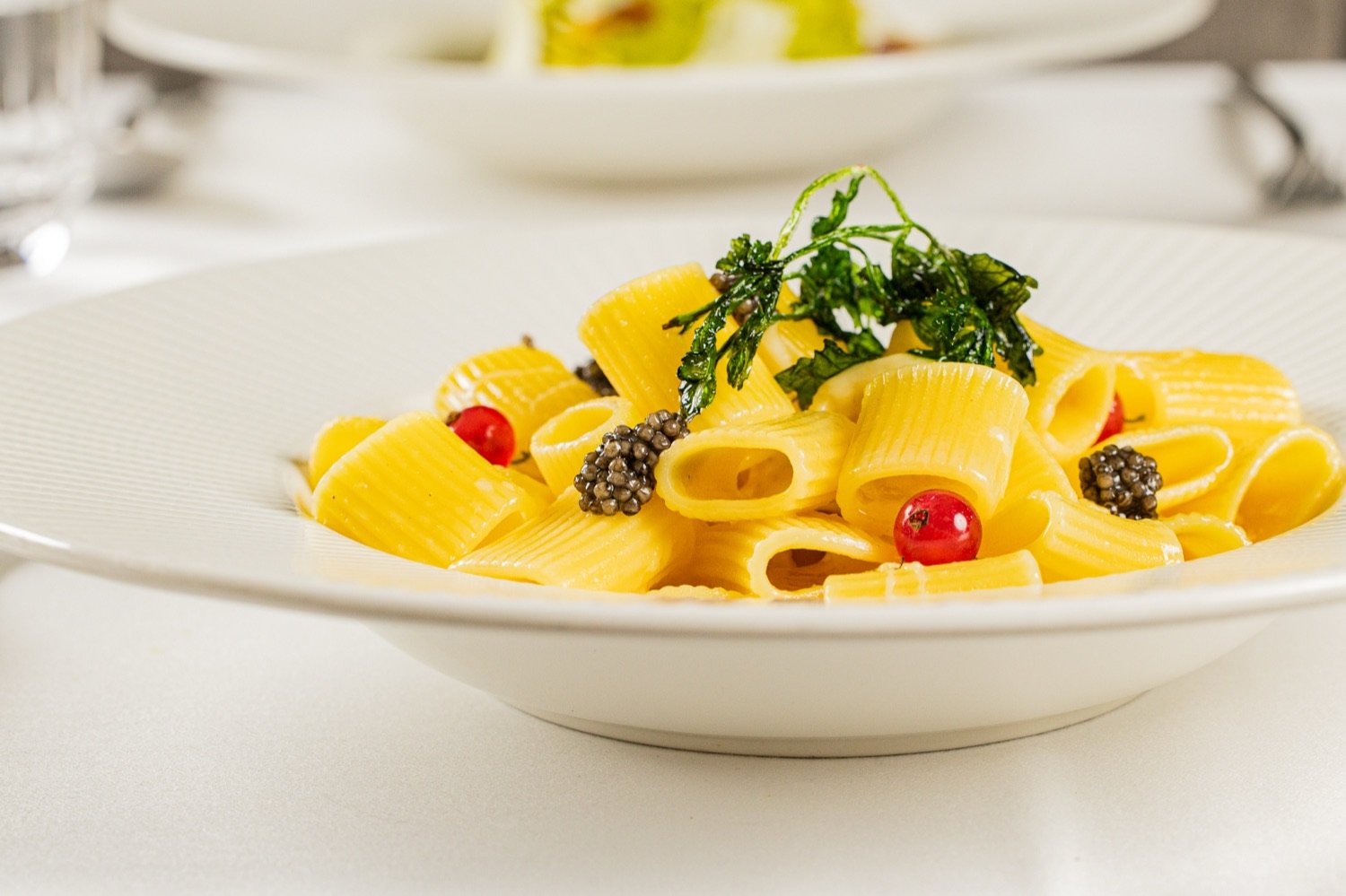 Hausgemachte Paccheri mit Kaviar im italienischen Restaurant Casa Bellucci in Berlin