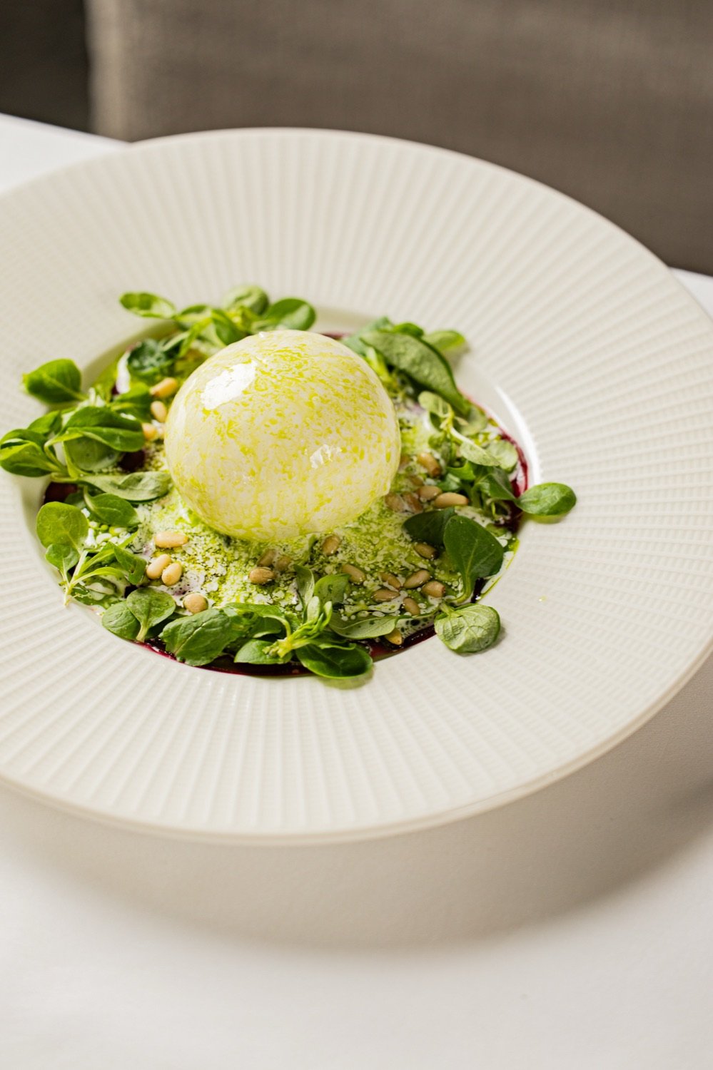 Burrata mit Pinienkernen und Olivenöl als Vorspeise im Casa Bellucci Berlin-Charlottenburg