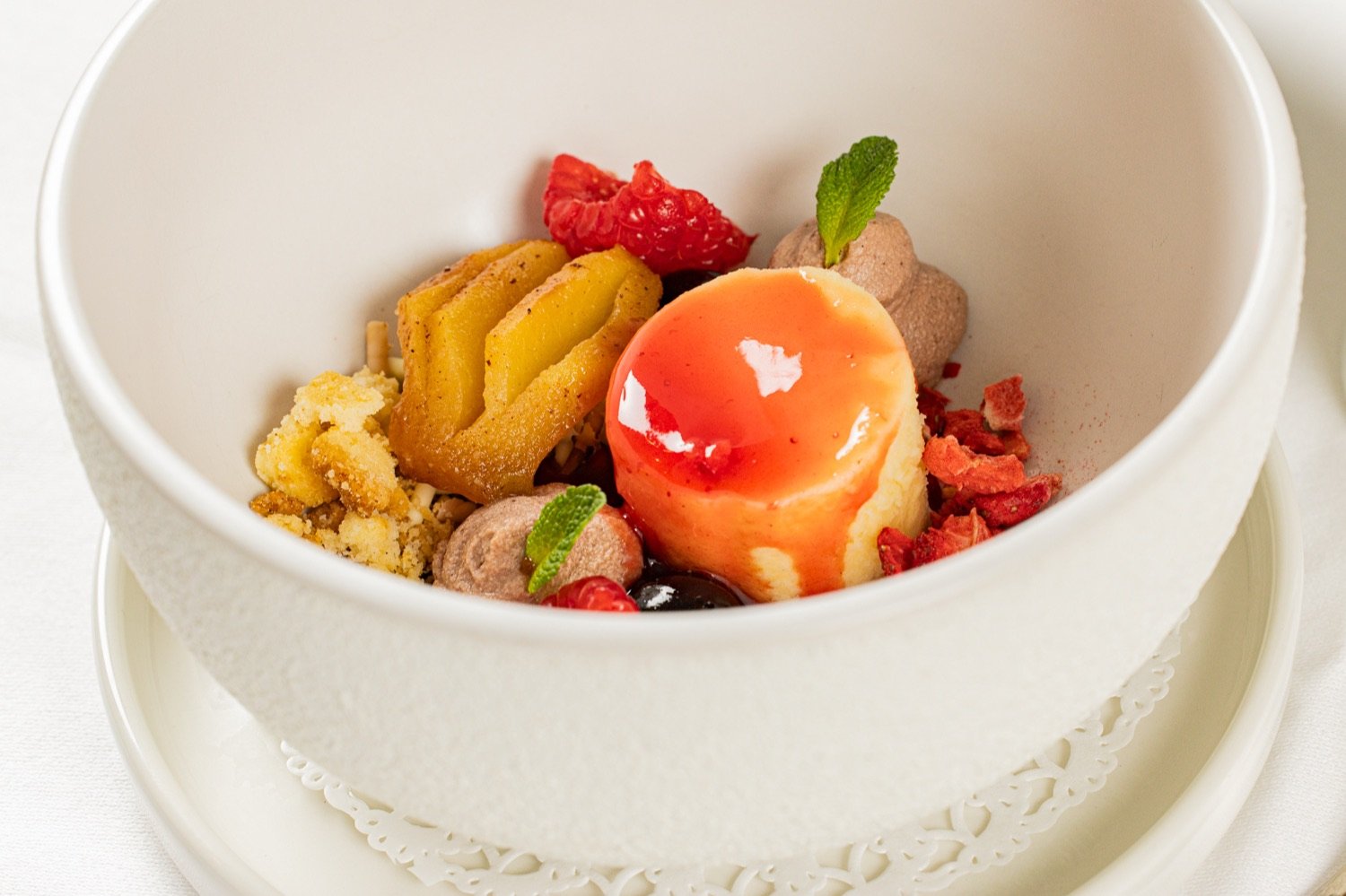 Hausgemachtes Dessert mit Beeren und Minze im Casa Bellucci